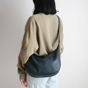 Schultertasche Medium BANANA Leder Blau, Umhängetasche, Lederbeutel