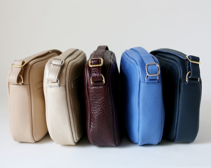 Crossbody Zip Bag M Bordeaux, zippered leather purse, leather shoulder bag