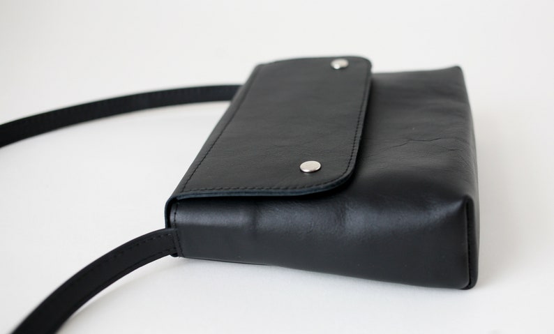 Minimalistische Schultertasche echt Leder Schwarz, kleine Schultertasche, Handtasche, 3 Farben erhältlich image 4
