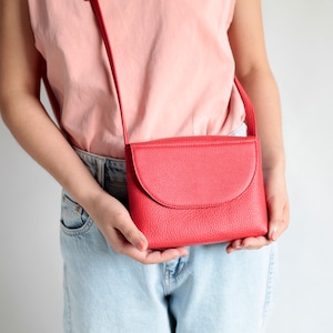 Sac à main minimaliste rouge à lèvres rouge