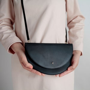 Foldover Halbmondtasche echt Leder Schwarz, Clutch, Wristlet, Handtasche