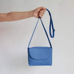 Sac à main minimaliste en cuir bleu bleuet