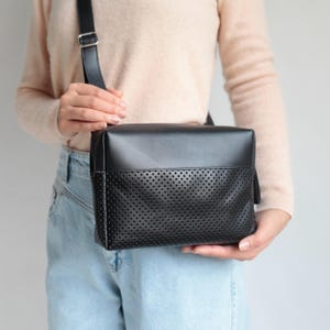 Sac à bandoulière BOX noir / cuir perforé noir, sac cartable, sac à main en cuir