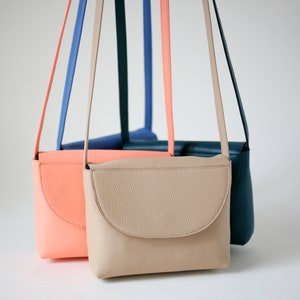 Minimalistische Schultertasche echt Leder Kornblumenblau, kleine Tasche, Handtasche, 11 Farben erhältlich Cappuchino