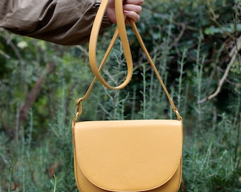 Sac de selle en cuir jaune moutarde, sac crossbody, sac à bandoulière minimaliste, sac à corps cross moyen