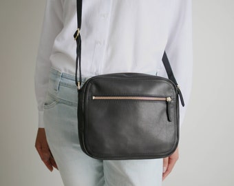 Crossbody Zip Bag M Black Leather, leather purse, shoulder bag, cross body purse, handbag