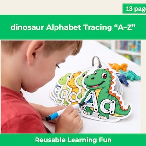 Pode incluir: Uma criança está traçando a letra "A" em um livro de rastreamento do alfabeto com tema de dinossauro. O livro apresenta ilustrações coloridas de dinossauros para cada letra do alfabeto. O texto "dinosaur Alphabet Tracing 'A-Z'" e "Reusable Learning Fun" são visíveis.