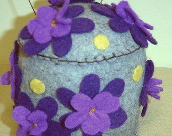 "Primitiver Wollfilz ""Blühender Frühling"" Veilchen Nadelkissen Muster PDF."