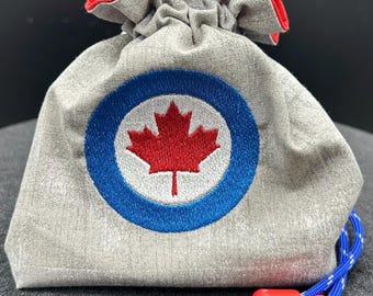 Bolsa para dados con el emblema circular de la Real Fuerza Aérea Canadiense, de la época de 1946.