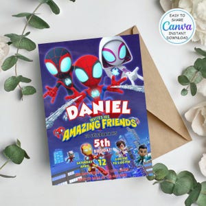 Puede incluir: Una invitación de cumpleaños con personajes de Spider-Man. La invitación dice "DANIEL INVITA A SUS AMAZING FRIENDS A CELEBRAR SU 5º CUMPLEAÑOS!" con la fecha y la hora. El diseño incluye un fondo de paisaje urbano y el logotipo de Canva.