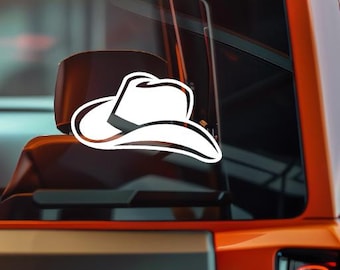 Peut inclure: Un autocollant blanc représentant un chapeau de cowboy est collé sur la vitre arrière d'un véhicule orange. Le chapeau est dessiné avec un contour simple, soulignant sa forme classique avec un bord incurvé et une couronne creusée. C'est un autocollant.