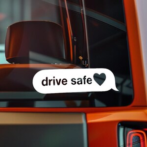 Kör säkert hjärtklistermärke | Söt minimalistisk bildekal | Estetisk textmeddelandestil | Present till relationer | Vattentät vinylklistermärke