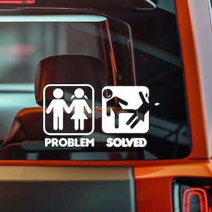 Pode incluir: Adesivo de vinil branco com dois gráficos quadrados. O primeiro mostra bonecos de um menino e uma menina, com a palavra "PROBLEMA" abaixo. O segundo mostra um boneco chutando outro, com "RESOLVIDO" abaixo.