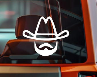 Peut inclure: Autocollant en vinyle blanc représentant un chapeau de cowboy et une barbe. L'autocollant est un simple contour, adapté à une application sur les vitres de voiture ou d'autres surfaces lisses. Le design est un graphisme classique sur le thème de l'Ouest.