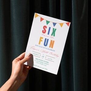 Może przedstawiać: Biała, prostokątna kartka z zaproszeniem na urodziny z kolorowymi chorągiewkami u g&oacute;ry. Tekst brzmi: SIX times the FUN, JOIN US & LET'S CELEBRATE, Cooper's Sixth Birthday, SATURDAY 08 1:00 PM, THE EVENT CENTER 123 ANYWHERE STREET CITY, STATE 12345, RSVP TO 123.456.7890.