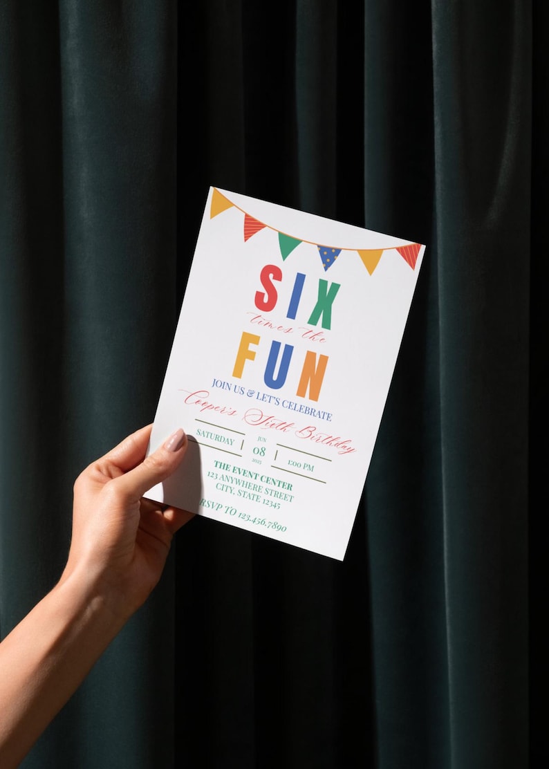 Może przedstawiać: Biała, prostokątna kartka z zaproszeniem na urodziny z kolorowymi chorągiewkami u g&oacute;ry. Tekst brzmi: SIX times the FUN, JOIN US & LET'S CELEBRATE, Cooper's Sixth Birthday, SATURDAY 08 1:00 PM, THE EVENT CENTER 123 ANYWHERE STREET CITY, STATE 12345, RSVP TO 123.456.7890.