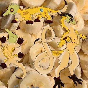 Puede incluir: Arte digital con tres criaturas estilizadas amarillas y marrones con rasgos de reptil, sobre un fondo de rodajas de plátano. Las criaturas tienen patas y acentos marrón oscuro, una de ellas con un emblema azul. La palabra "SORE" está en la parte inferior.