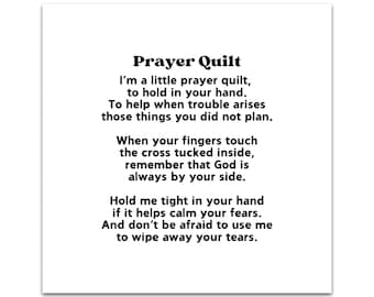 Könnte beinhalten: Eine quadratische weiße Karte mit dem schwarz gedruckten Text Prayer Quilt, gefolgt von einem Gedicht: I'm a little prayer quilt, to hold in your hand. To help when trouble arises those things you did not plan. When your fingers touch the cross tucked inside, remember that God is always by your side. Hold me tight in your hand if it helps calm your fears. And don't be afraid to use me to wipe away your tears.