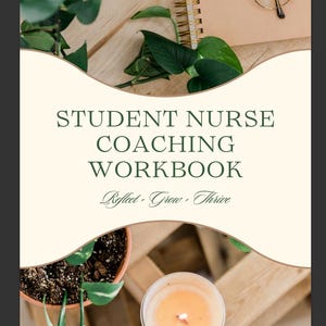 Puede incluir: Un cuaderno de trabajo titulado "Student Nurse Coaching Workbook" con el lema "Reflect, Grow, Thrive". La imagen incluye una vela encendida, una planta en maceta, un cuaderno de espiral y gafas, todo dispuesto sobre una superficie de madera.