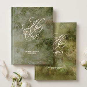 Puede incluir: Dos libros de tapa dura con un estampado de paisaje forestal verde. El libro de la izquierda presenta el texto cursivo blanco Her Vows, y el de la derecha His Vows. Ambos incluyen los nombres Eleanor & Andrew y la fecha 10 de junio de 2027.