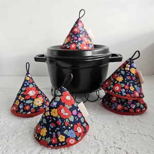 Może przedstawiać: Zestaw trzech ceramicznych kubków z nakrapianym, matowym wykończeniem. Kubki są w odcieniach kremu, jasnoszarym i ciemnoszarym. Każdy kubek ma prosty, minimalistyczny design i zaokrąglony uchwyt.