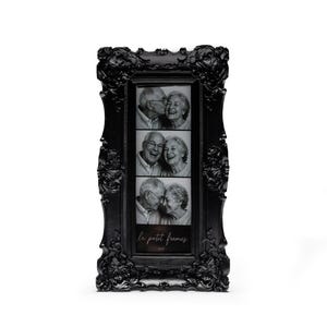 Pode incluir: Moldura preta ornamentada com três fotos a preto e branco de um casal idoso. A moldura tem um design floral decorativo. O texto "le petit frames" é visível na parte inferior da moldura.