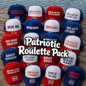 Op de afbeelding: Een collectie rood-wit-blauwe truckerpetten met diverse humoristische teksten in vetgedrukte letters, waaronder Land of the Free, Beer Me, Motor Boatin, Boats N Hoes, Day Drink Weather, Ahoy Fuckers en America's Problem.