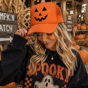 Jack-o'-lantern truckerpet, schuimrubberen pet met pompoengezicht, Halloween truckerpet, schattige griezelige herfstpet, pet voor pompoenveld-kostuum
