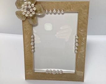 Marco de fotos esmaltado: amarillo crema de mantequilla, con adornos de perlas y flores, 5x7