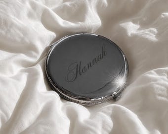 Espejo compacto personalizado: espejo de bolsillo plateado grabado, espejo de mano minimalista personalizado, un regalo elegante para ella.