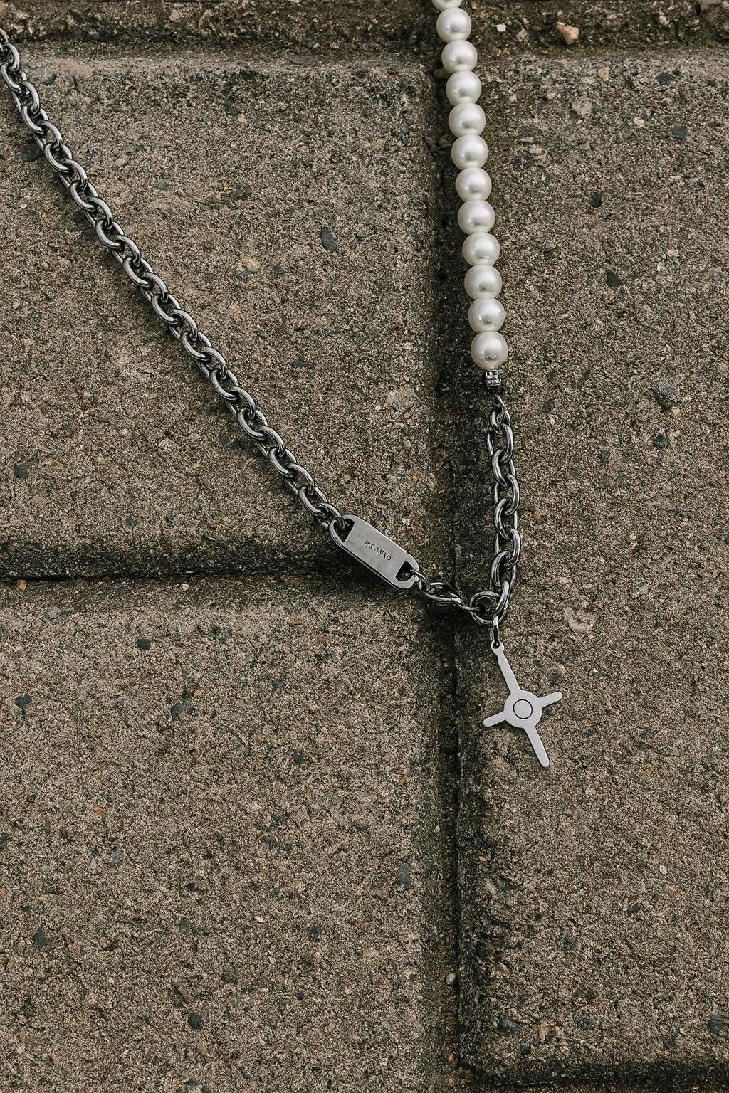 Y2Kパールチェーンネックレス、シルバークロスペンダント（ユニ