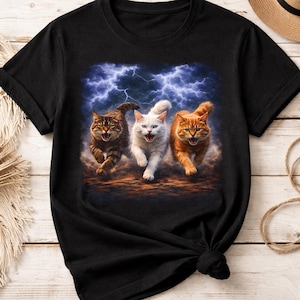 Puede incluir: Un juego de tres tazas de cerámica con un acabado mate moteado. Las tazas son de color crema, gris claro y gris oscuro. Cada taza tiene un diseño simple y minimalista y un asa redondeada.