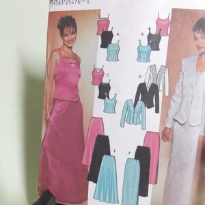 Puede incluir: Un patrón de costura para una blusa sin mangas y una falda. El patrón incluye una variedad de estilos, incluyendo una blusa ajustada, una blusa holgada y una falda con una abertura. El patrón está impreso en papel blanco con texto negro e ilustraciones. El número del patrón es 39363 25476 8.