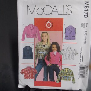 Könnte beinhalten: Nähmuster McCall's M5170 für die Größen CCE (3-4-5-6). Das Muster enthält Anleitungen zum Nähen einer Weste, einer Jacke und einer Bluse mit verschiedenen Stilen und Designs. Das Muster ist auf weißem Hintergrund mit Illustrationen der fertigen Kleidungsstücke abgebildet.
