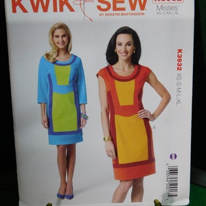 Könnte beinhalten: Schnittmuster für ein Kleid mit zwei verschiedenen Farbblock-Designs. Das Schnittmuster ist für Damen in den Größen XS-S-M-L-XL. Das Schnittmuster ist von Kwik Sew und wurde von Kerstin Martensson entworfen.
