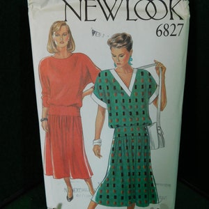 Puede incluir: Un patrón de costura para un vestido con estampado geométrico verde y negro y un vestido rojo de color sólido. El patrón es de New Look y el número de patrón es 6827.