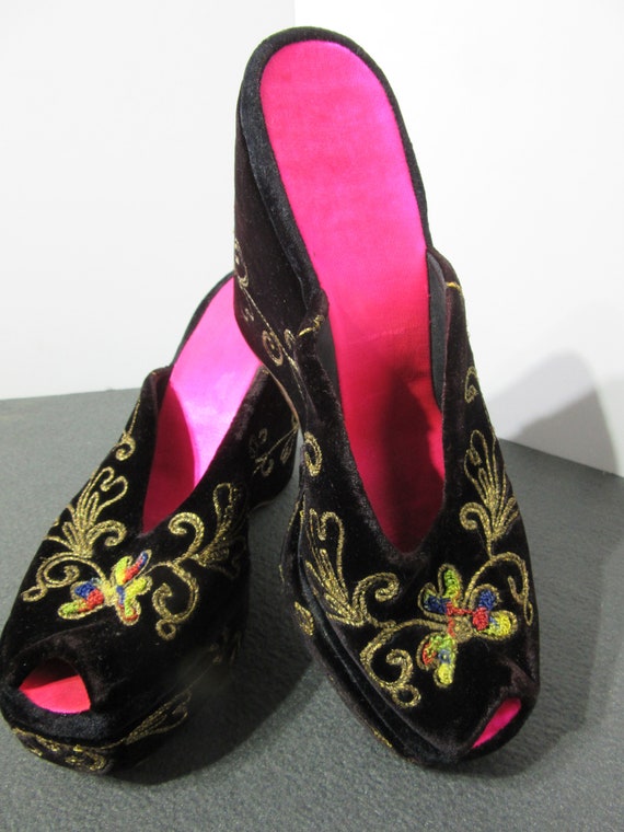 Velvet Platform Embroidered Shoes 1940s