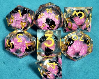 Set di dadi in resina a tema gatto, dadi con nucleo liquido rosa, per il gioco di ruolo Dungeons & Dragons