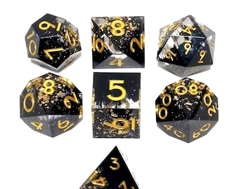 Zwarte gefacetteerde dobbelstenen van DND-hars ingelegd met bladgoud, geschikt voor Dungeons & Dragons.