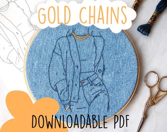 Puede incluir: Un bastidor de bordado con tela efecto denim muestra un contorno cosido de una persona con chaqueta y vaqueros de mezclilla, usando una cadena dorada. Los textos "GOLD CHAINS" y "DOWNLOADABLE PDF" son visibles. Tijeras doradas e hilo de bordar en el fondo.