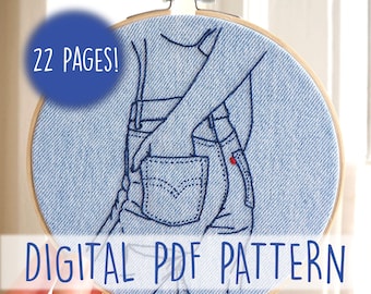 Puede incluir: Un bastidor de bordado con tela vaquera, que muestra un diseño cosido de la espalda de una persona con vaqueros. El texto "22 PAGES!" está en un círculo azul, y "DIGITAL PDF PATTERN" está debajo.