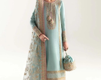 Puede incluir: Conjunto salwar kameez bordado en azul claro. El atuendo incluye una túnica de manga larga, pantalones a juego y una dupatta transparente. La túnica y la dupatta presentan intrincados bordados dorados y rosas. Un pequeño bolso a juego completa el look.
