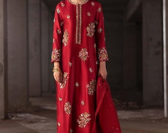 Traje salwar kameez de seda bordada rojo intenso, ideal para bodas pakistaníes e indias, fiestas formales o como traje de invitado.