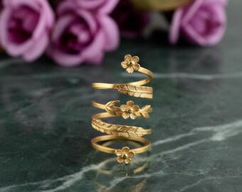 Anillo floral dorado con diseño de enredadera ajustable, joyería botánica hecha a mano.