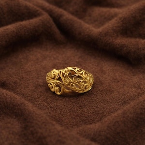 Anillo de filigrana dorada, con amplios adornos de volutas, joyería vintage llamativa