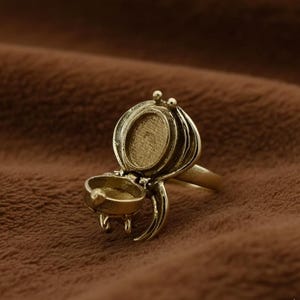 Vintage giftring | Hemlig medaljongring | Ring med dolt fack | Antikguld spindelring | Gotiska uttalandesmycken | Unik gåva