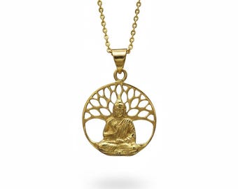 Lord buddha si siede sotto l'albero della bodhi in posa di medazione