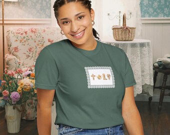 Estética Grandmacore | Camiseta com estampa de renda e patchwork floral com cruz, bule, bota de cowboy e flores | Presente Cottagecore