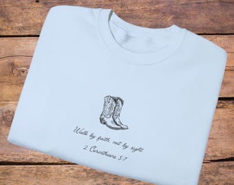 Moletom de gola redonda bordado | Texto bíblico em cursivo | Ande pela fé 1 Coríntios 5:7 | Botas de caubói com estampa floral