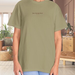 Rust aanbidding reset geborduurd T-shirt, Genesis 2:3 comfort kleuren T-shirt, minimalistisch christelijk shirt, geloofscadeau, esthetische bijbelvers top